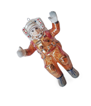игрушка космонавт в открытом космосе