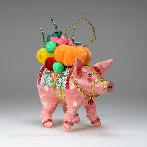 Фарфоровые игрушка текстильная свинка с фруктами (бисерная)