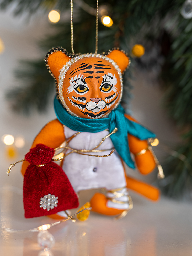 Фарфоровые ёлочная игрушка тигр с аксессуаром