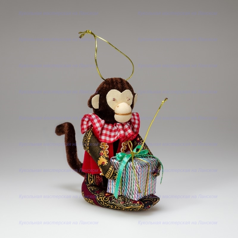 Фарфоровые игрушка текстильная обезьяна с подарком